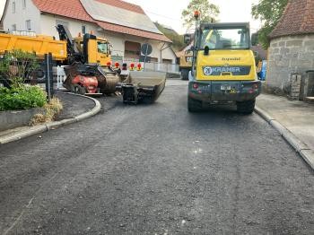 Auftragen Asphalttragschicht