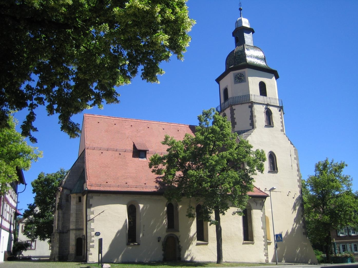 Blick auf die Stadt Kirche