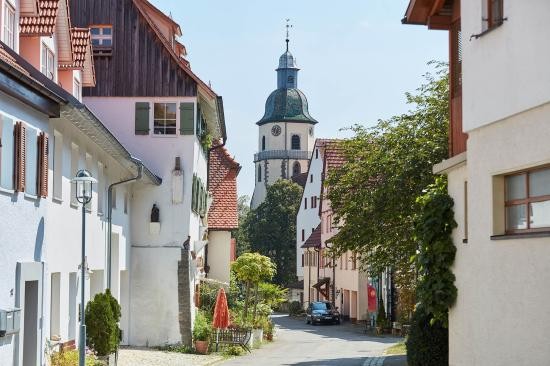 Altstadt Rosenfeld, zu stehen sind historische Häuser und der Kirchturm