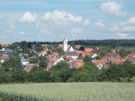 Ansicht auf Isingen, zusehen sind Häuser und der Kirchturm
