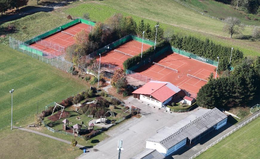 Sportplatz mit Tennisplätze